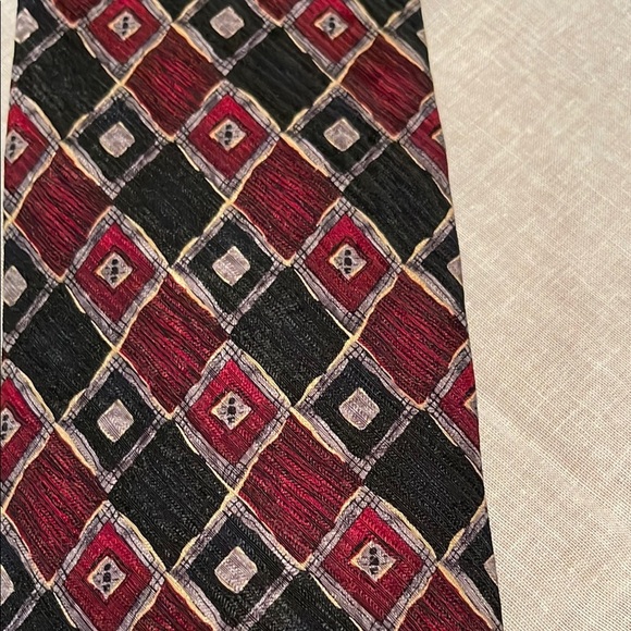 Geometric Patterned Tie in Red and Black - Picture 7 of 10